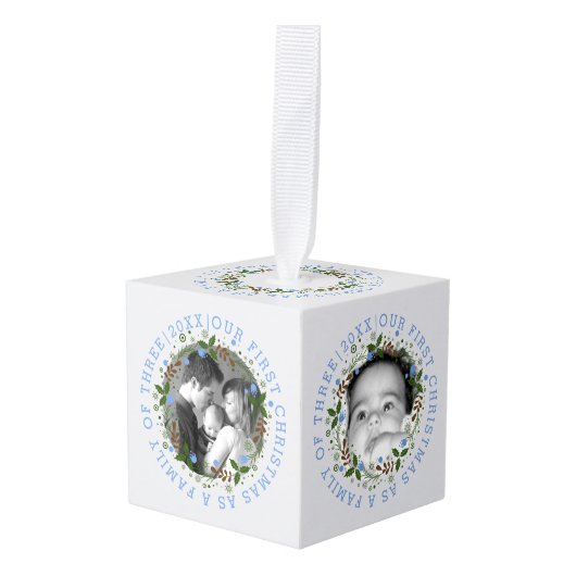 初めてのクリスマスを家族のリースブルー写真として キューブオーナメント (正面アングル)