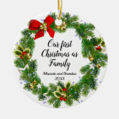 初めてのクリスマスを家族の写真のクリスマスとして セラミックオーナメント (正面)