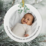 初めてのクリスマスを祖父母としてフォトミスタントウ セラミックオーナメント<br><div class="desc">この祖父母の初めてのクリスマスオーナメントは飾水色ミスタントウを持つ。ベビーの写真、名前、年で簡単にカスタマイズ。デザインツールを使用して、文字のサイズ、スタイル、色を変更する。我々は我々のアートワークを作成するので、あなたは他のデザイナーからの正確な画像を見つけることができない。オリジナル水彩©ミケーレ・デイヴィス。</div>