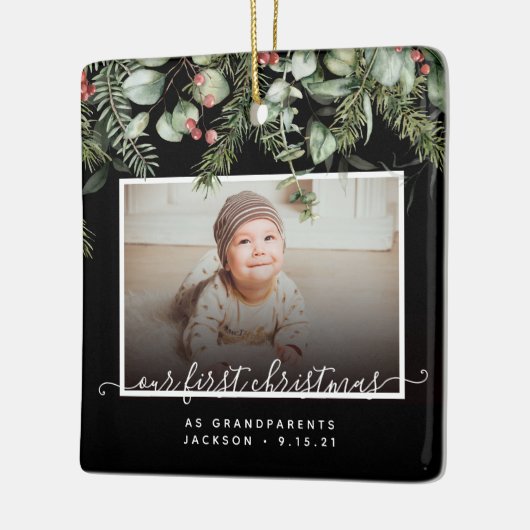 初めてのクリスマスを祖父母として冬の緑 セラミックオーナメント (左)