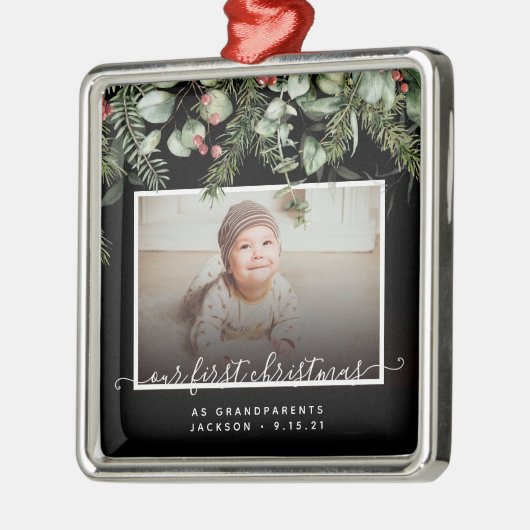 初めてのクリスマスを祖父母として冬の緑 メタルオーナメント (左)