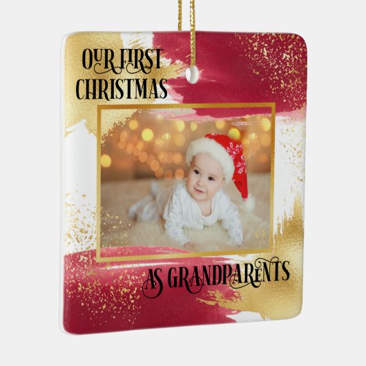 初めてのクリスマスを祖父母として赤と金ゴールド セラミックオーナメント (右)
