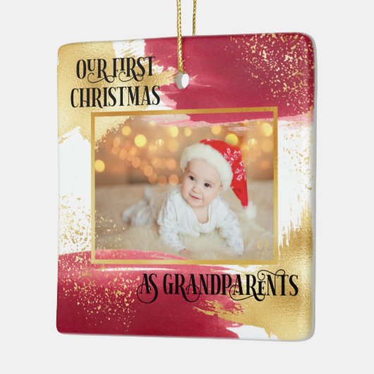 初めてのクリスマスを祖父母として赤と金ゴールド セラミックオーナメント (左)