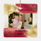 初めてのクリスマスを祖父母として赤と金ゴールド セラミックオーナメント (裏面)