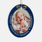 初めてのクリスマスを祖父母として青い金ゴールド写真 セラミックオーナメント (右)