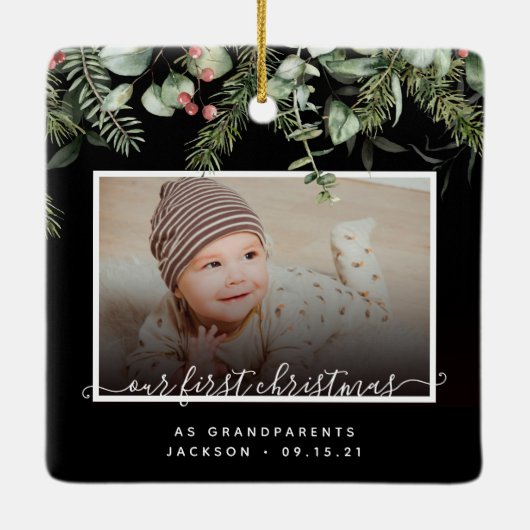 初めてのクリスマスを祖父母として2 Photo Greenery セラミックオーナメント (裏面)