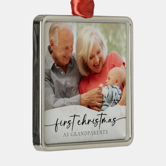 初めてのクリスマスを祖父母の大理石写真として メタルオーナメント (右)