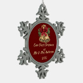 初めてのクリスマスを編集可能なMr & Mrsの名前と日付 スノーフレークピューターオーナメント (左)