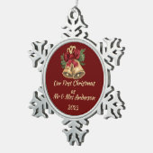 初めてのクリスマスを編集可能なMr & Mrsの名前と日付 スノーフレークピューターオーナメント (右)