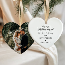 初めてのクリスマスを迎えた新婚カップルのモダンなミニマリストフォト セラミックオーナメント