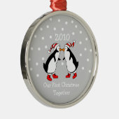 初めてのクリスマスを2010年に統合(ペンギン) メタルオーナメント (右)