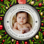 初めてのクリスマスをAuntie & Uncle Photo メタルオーナメント<br><div class="desc">新しい叔母と叔父のための美しい記念品を作るためにあなたのベビーと年の写真と一緒にこのオーナメントをパーソナライズ。</div>