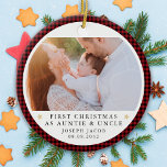 初めてのクリスマスをAuntie & Uncle Photo Plaidとして セラミックオーナメント<br><div class="desc">新しい叔母と叔父のための美しい記念品を作るためにあなたのベビーと年の写真と一緒にこのオーナメントをパーソナライズ。</div>