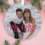 初めてのクリスマスをMr & Mrsのスクリプトの写真名として オーナメントカード<br><div class="desc">ピンクモダンの台本の初めてのクリスマスはミスターとミセスのキープサクの木のオーナメントカードテンプレートと一緒に。簡単を使用して、テキスト、名前、日付で背面にパーソナライズする。</div>