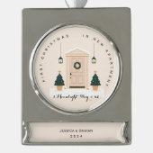 初めてのクリスマスインニューアパートメントベージュ シルバープレートバナーオーナメント (正面)