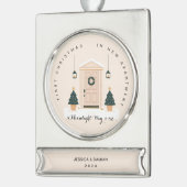 初めてのクリスマスインニューアパートメントベージュ シルバープレートバナーオーナメント (左)