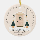 初めてのクリスマスインニューアパートメントベージュ セラミックオーナメント (正面)