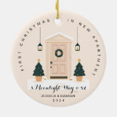 初めてのクリスマスインニューアパートメントベージュ セラミックオーナメント (裏面)