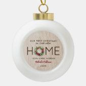 初めてのクリスマスインニューホーム素朴ウッドフェイク- セラミックボールオーナメント (正面)