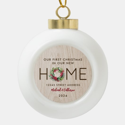 初めてのクリスマスインニューホーム素朴ウッドフェイク- セラミックボールオーナメント (正面)