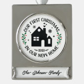 初めてのクリスマスイン新しいホームパーソナライズされた シルバープレートバナーオーナメント (正面)
