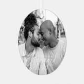 初めてのクリスマスエンゲッドパーソナライズされたゲイプライド メタルオーナメント (正面左)