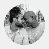 初めてのクリスマスエンゲッドパーソナライズされたゲイプライド メタルオーナメント (裏面)