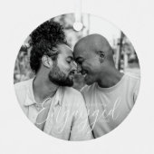 初めてのクリスマスエンゲッドパーソナライズされたゲイプライド メタルオーナメント (正面)