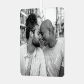 初めてのクリスマスエンゲッドパーソナライズされたゲイプライド メタルオーナメント (正面左)