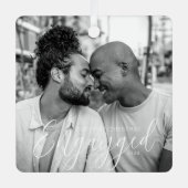 初めてのクリスマスエンゲッドパーソナライズされたゲイプライド メタルオーナメント (正面)