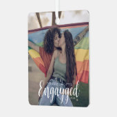 初めてのクリスマスエンゲッドパーソナライズされたゲイプライド メタルオーナメント (正面左)