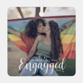 初めてのクリスマスエンゲッドパーソナライズされたゲイプライド メタルオーナメント (裏面)