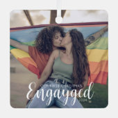 初めてのクリスマスエンゲッドパーソナライズされたゲイプライド メタルオーナメント (正面)