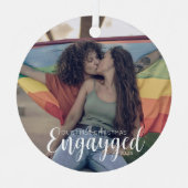 初めてのクリスマスエンゲッドパーソナライズされたゲイプライド メタルオーナメント (正面)