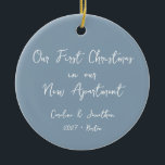 初めてのクリスマスカスタムズニューアパートメントブルーフォト セラミックオーナメント<br><div class="desc">新しいアパートでの初めてのクリスマスを記念して、このカスタムほこりっぽい青いセラミックオーナメント。この特別な記念写真は一面に写真を映し出し、一緒に最初のホリデーシーズンの思い出を美しく撮影する。一方、文字はパーソナライズされた自分の名前と年をスクリプトでエレガントに表示しスタイリッシュている。柔らかく埃っぽい青い背景は魅力のtouchを加えモダン、このオーナメントは気持ちとスタイルの完璧なブレンドを作る。自分の人生でユニークこの刺激的な新しい章祝を作る思い出を作るためにパーソナライズしなさい。ギフト素晴らしアイディア!</div>