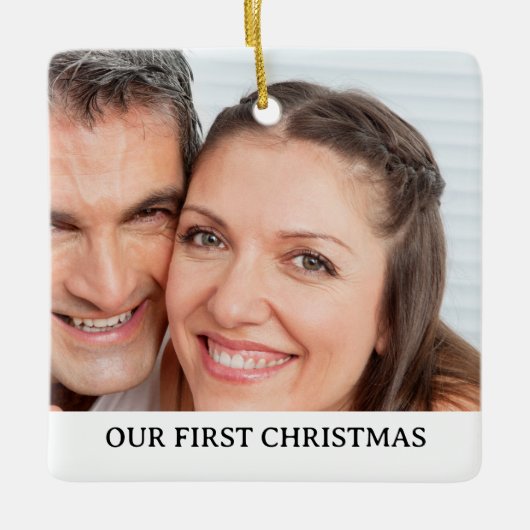 初めてのクリスマスカップルの写真 セラミックオーナメント (正面)