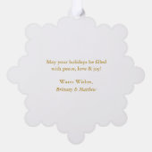 初めてのクリスマスカップル写真金ゴールドオーナメントカード オーナメントカード (裏面)