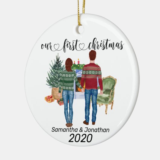 初めてのクリスマスカップル茶色の髪の新婚 セラミックオーナメント (左)