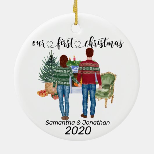 初めてのクリスマスカップル茶色の髪の新婚 セラミックオーナメント (裏面)