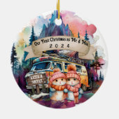 初めてのクリスマスカップルRVキャンプ新婚 セラミックオーナメント (裏面)