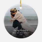 初めてのクリスマススクリプトカップル写真ミニマリスト セラミックオーナメント (裏面)
