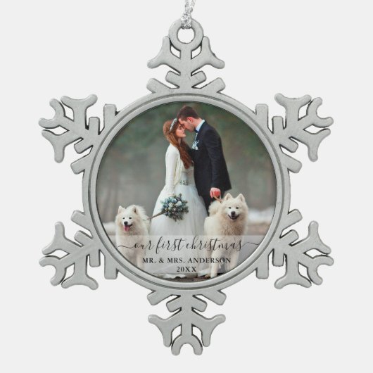 初めてのクリスマススタイリッシュの写結婚真を撮る スノーフレークピューターオーナメント (正面)
