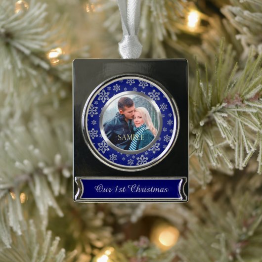 初めてのクリスマススノーフレークオンブルー シルバープレートバナーオーナメント (ツリー)