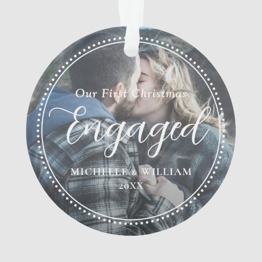初めてのクリスマスス婚約したクリプトオーバーレイ写真 オーナメント (裏面)