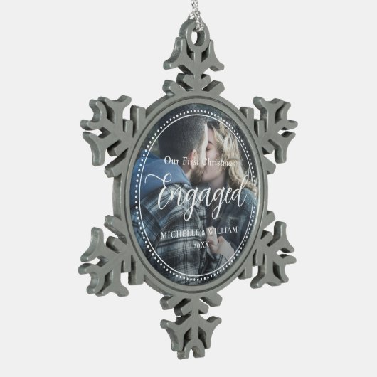 初めてのクリスマスス婚約したクリプトオーバーレイ写真 スノーフレークピューターオーナメント (左)