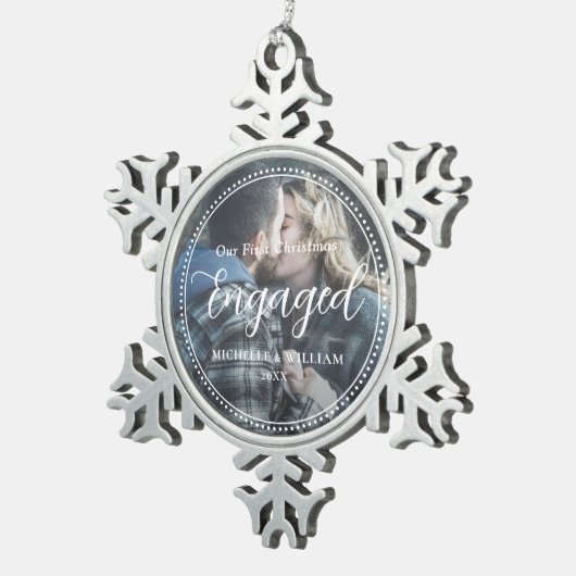 初めてのクリスマスス婚約したクリプトオーバーレイ写真 スノーフレークピューターオーナメント (右)