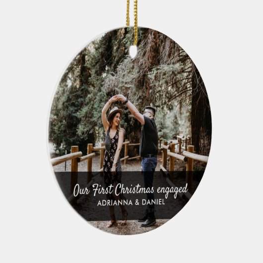 初めてのクリスマスス婚約したクリプトカップル写真 セラミックオーナメント (右)