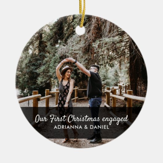 初めてのクリスマスス婚約したクリプトカップル写真 セラミックオーナメント (正面)