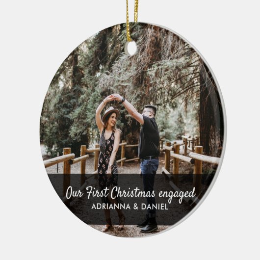 初めてのクリスマスス婚約したクリプトカップル写真 セラミックオーナメント (左)