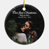初めてのクリスマスス婚約したクリプトカップル写真 セラミックオーナメント (裏面)